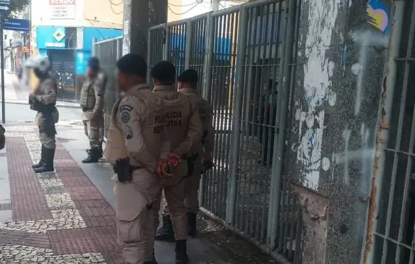 Bandidos roubam armas de vigilantes em agência da Caixa no centro de