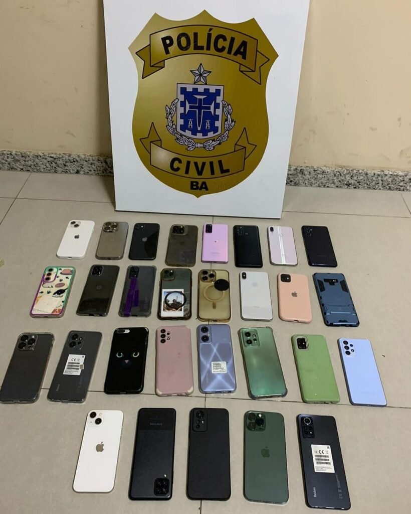 Elementos de um bando que subtraiu vários aparelhos celulares durante o