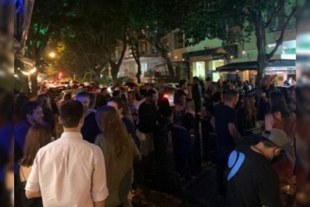 Aglomeração marca primeiro dia de reabertura de bares no Rio de Janeiro