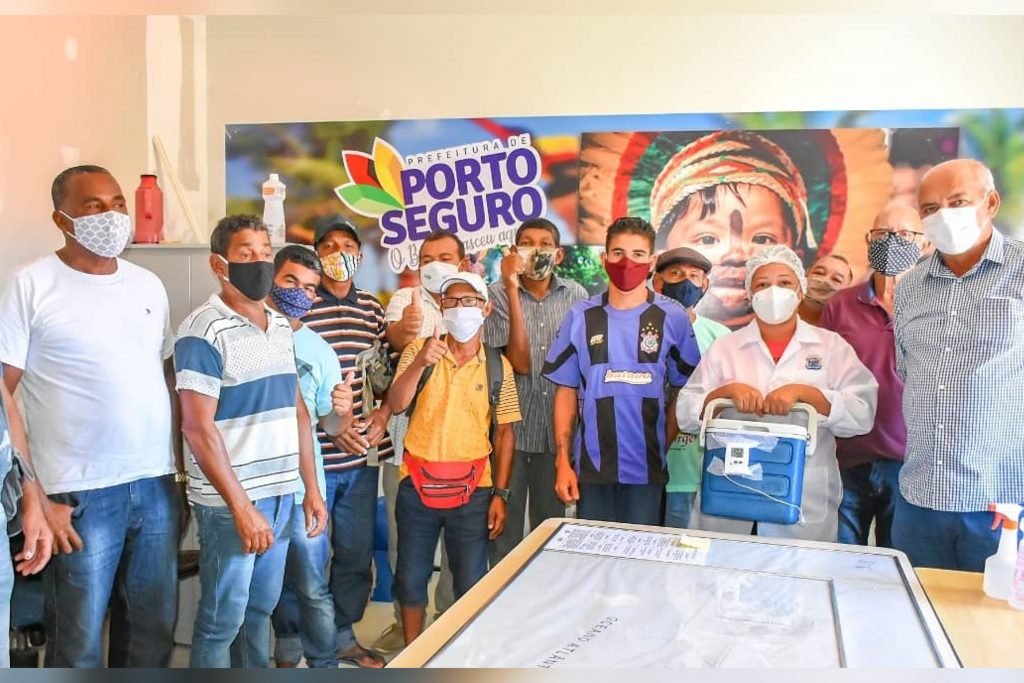 Coveiros são vacinados contra a COVID-19 em Porto Seguro