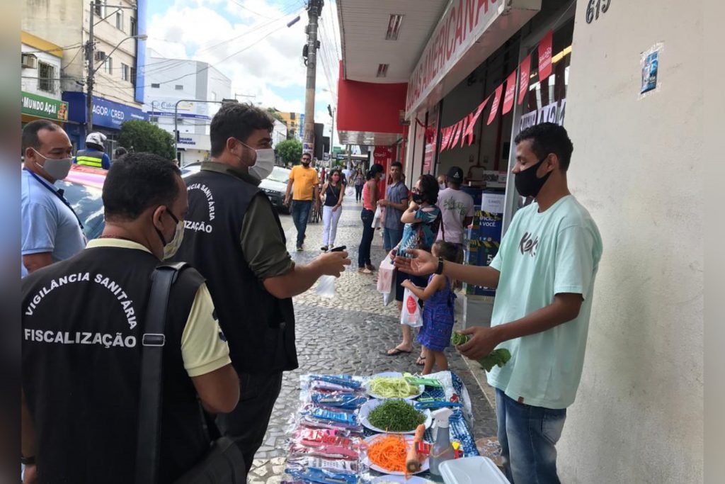 Vigilância Sanitária faz ação educativa no comércio, em Eunápolis