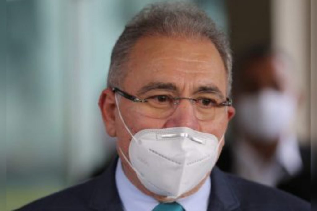 Ministro da Saúde promete vacinar 1 milhão de pessoas diariamente no Brasil