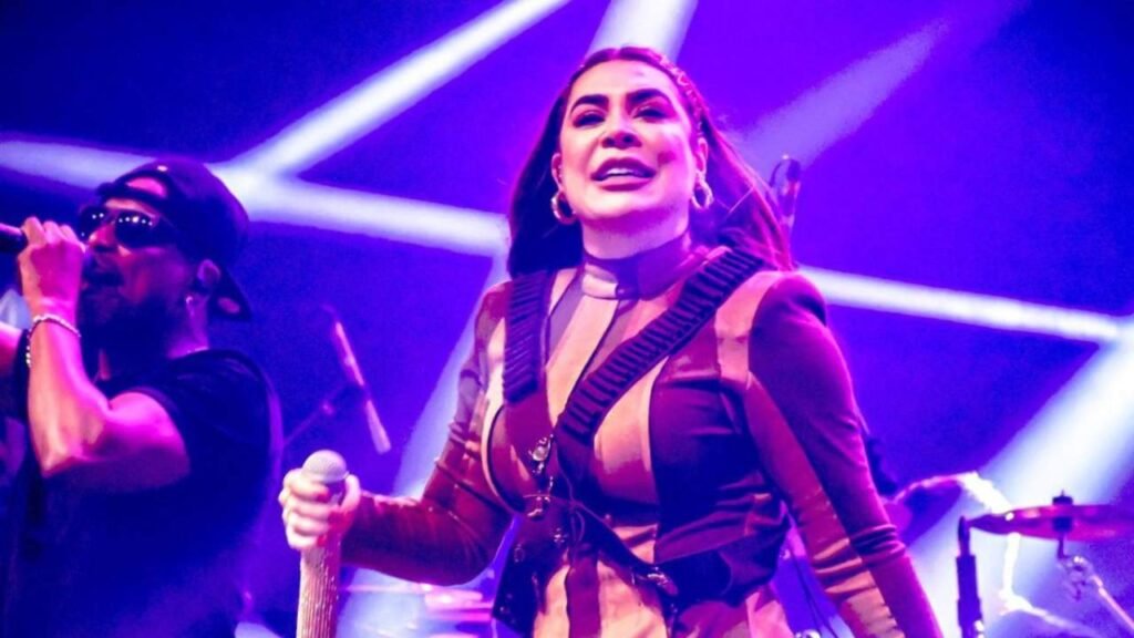 Naiara Azevedo reúne multidão na segunda noite do São João de Porto Seguro