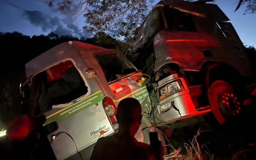 Colisão entre van e caminhão deixa mortos na Chapada Diamantina