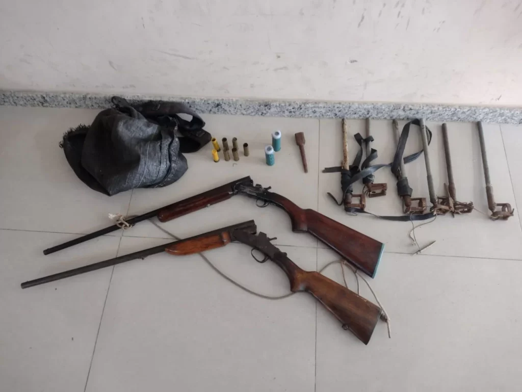 Polícia Ambiental apreende arsenal durante fiscalização em área de mata em Eunápolis
