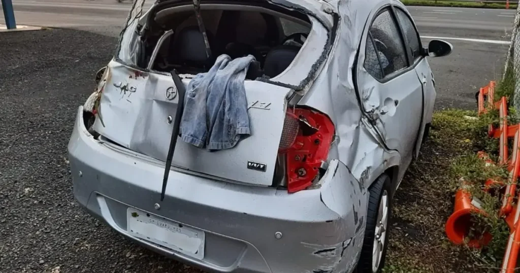 Homem socorre vítima de capotamento e tem carro furtado por motorista que socorria