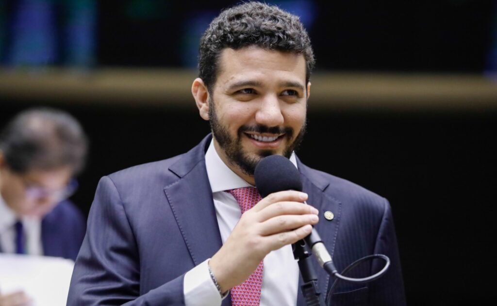 Neto Carletto propõe gratuidade em transporte aéreo para aposentados do INSS em tratamento médico