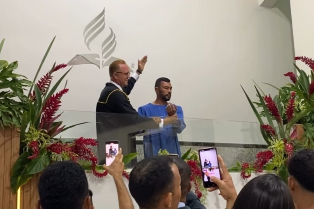 Vereador Gildair Almeida Celebra Batismo em Igreja Adventista com Grande Apoio da Comunidade em Eunápolis
