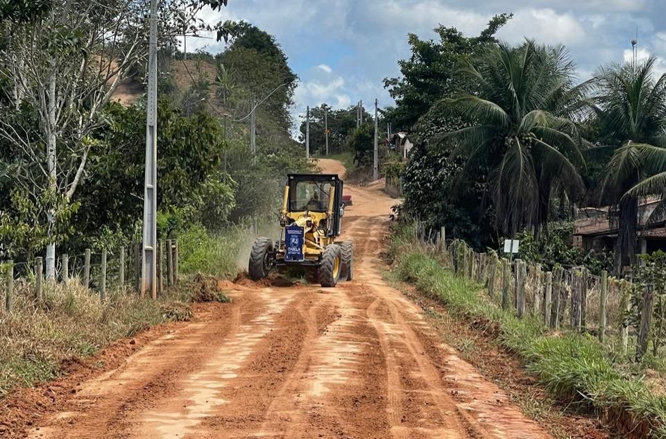 A Prefeitura de Itabela recupera mais 22 km de estrada vicinal