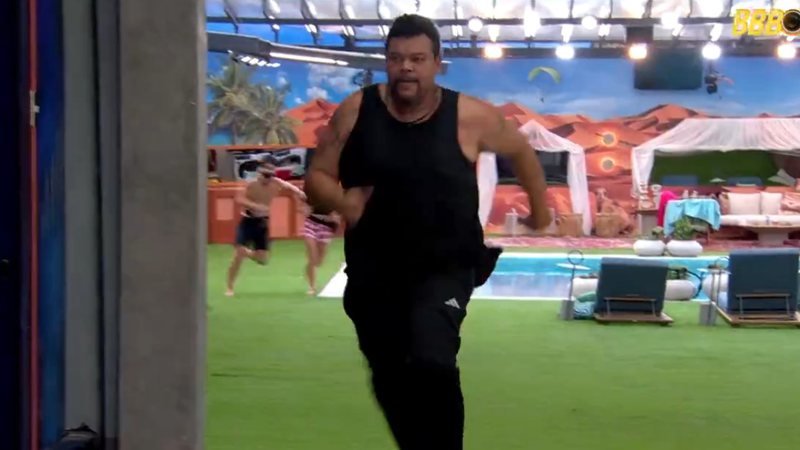 VAI SER EXPULSO? Brother empurra Jonas na corrida para atender Big Fone e câmeras flagram suposta agressão