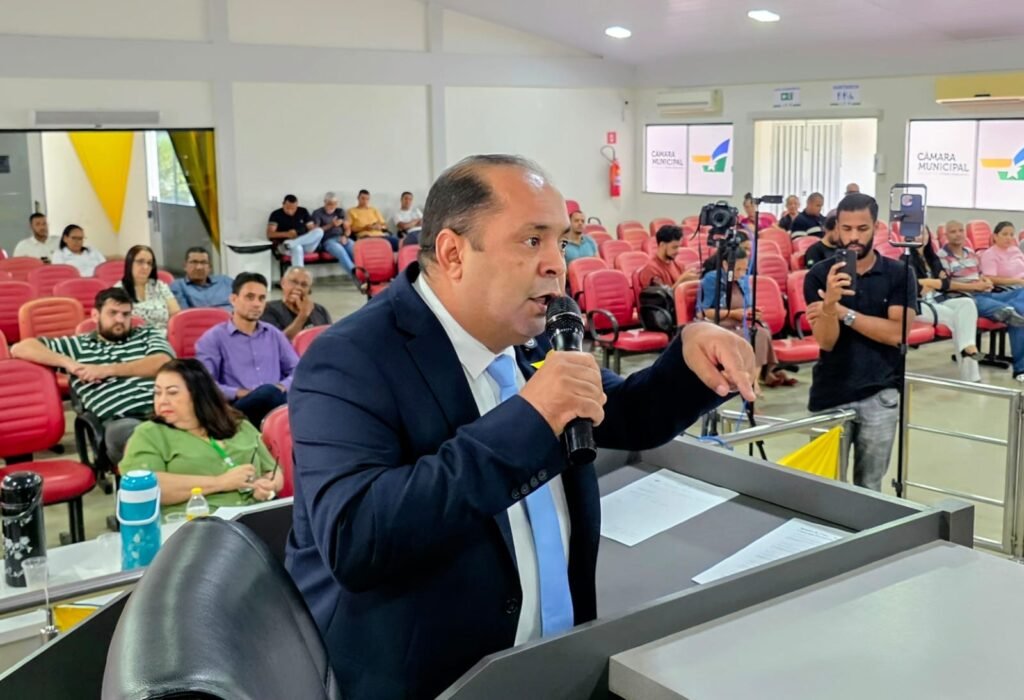 Projeto na Câmara questiona política do Executivo e alerta para ameaça aos direitos dos professores