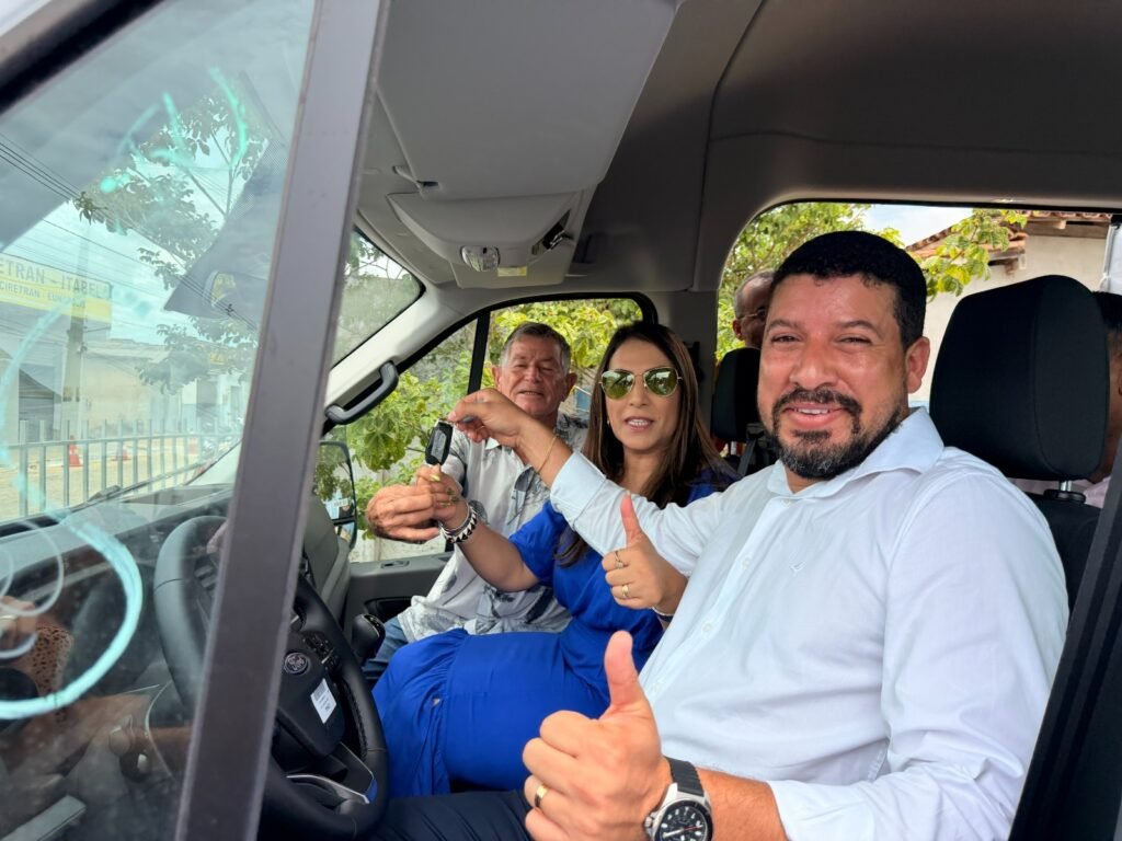 Prefeito Flauzino e deputada Cláudia Oliveira entregam mais de R$ 1 milhão em veículos e equipamentos de saúde para Itabela