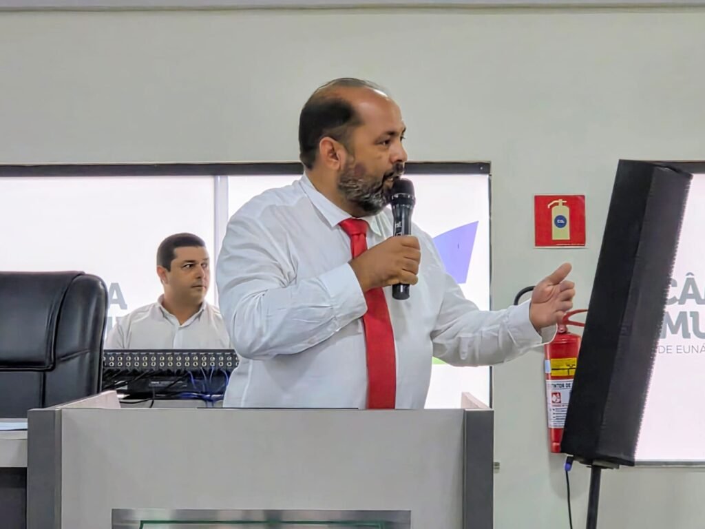 Jorge Maécio Celebra Aprovação de Projeto de Lei Beneficiando Educadores em Eunápolis