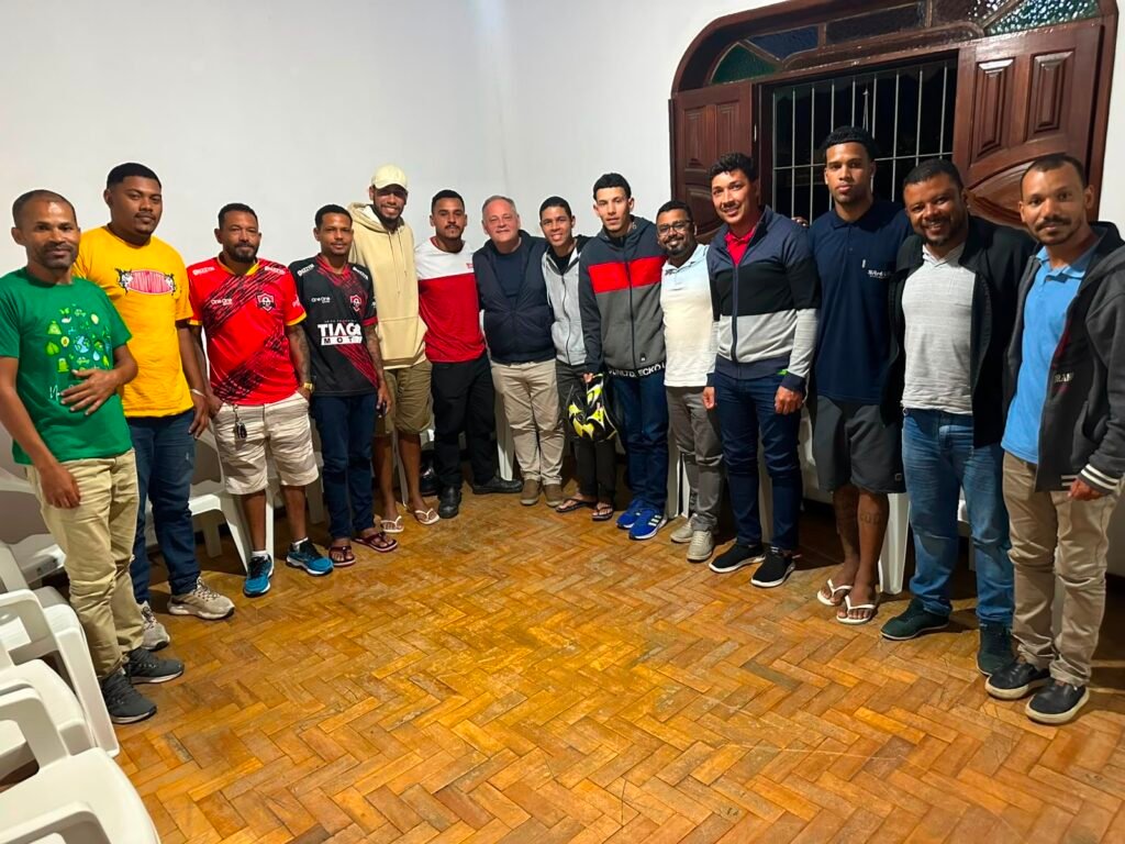 Neto Guerrieri ouve anseios da juventude de Eunápolis e apoia projetos sociais
